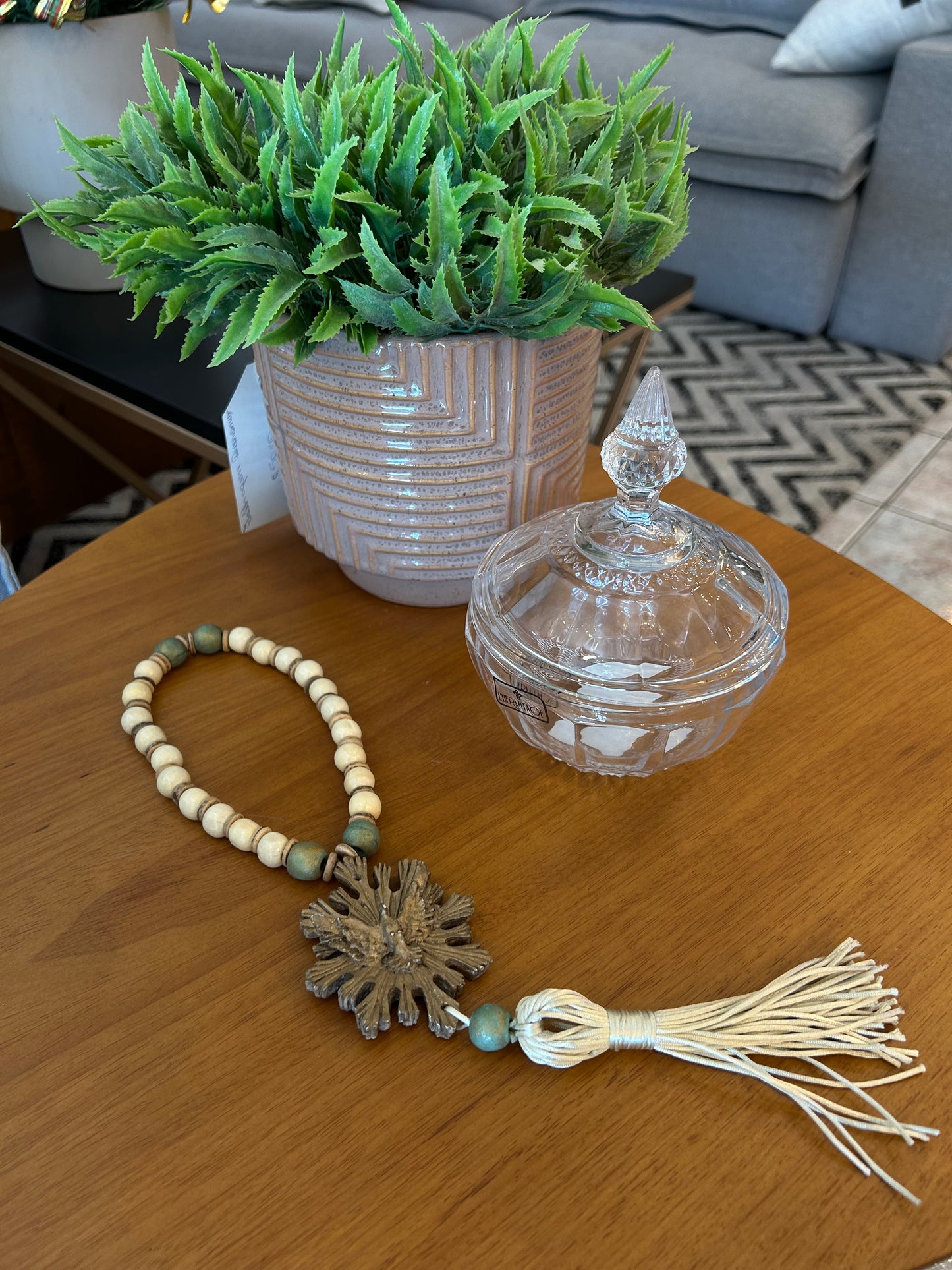 Colar Decorativo Espírito Santo Miçanga Cor Bege e Verde Tassel de Cetim