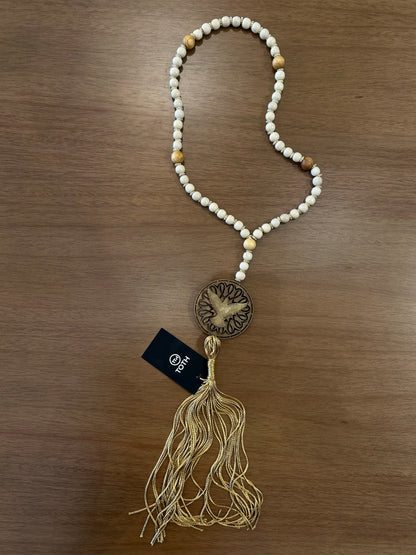 Terço Decorativo Espírito Santo Miçangas Cor Bege Claro Tassel de Cetim