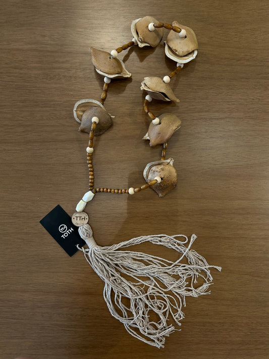 Colar Decorativo Miçangas Cor Marrom e Bege Sementes de Jacarandá Tassel de Barbante