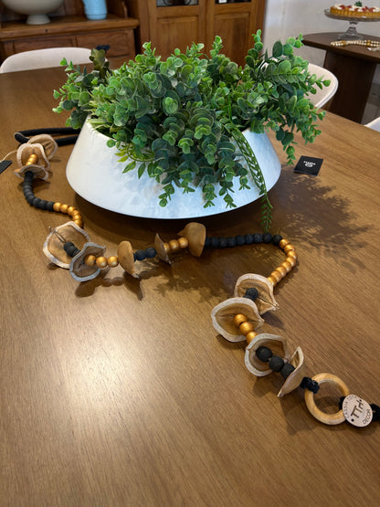 Colar Decorativo Preto Miçangas Cor Dourado e Preto Sementes de Jacarandá