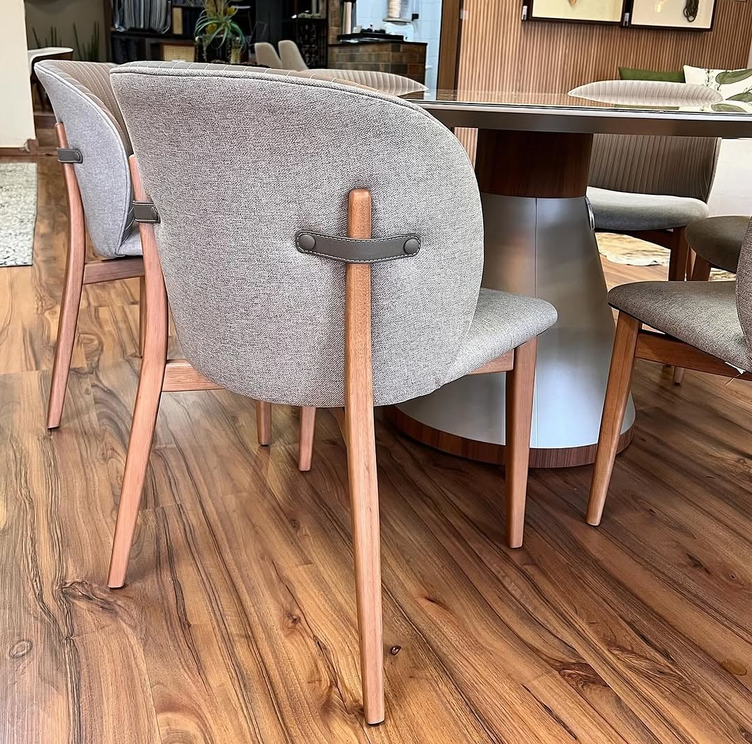 Silla Ginga con Brazo Respaldo de Madera Natural Canela y Asiento Tapizado en Tela G.2-348