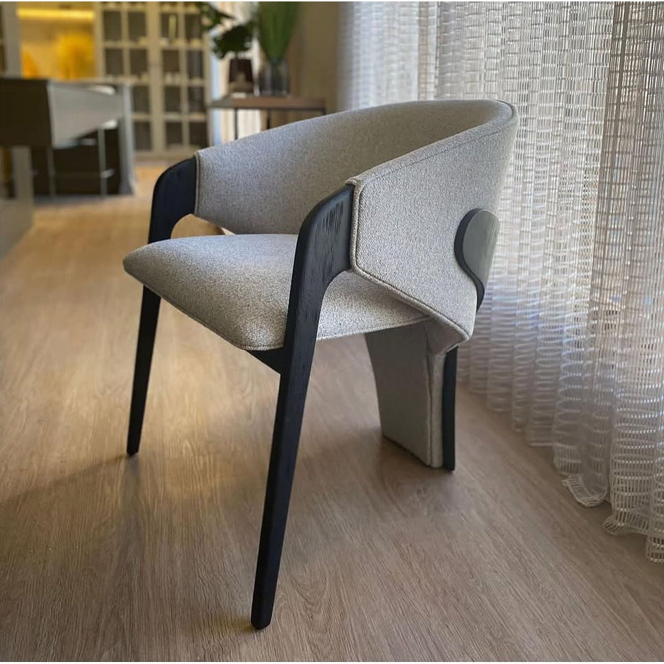 Silla Ginga con Brazo Respaldo de Madera Natural Canela y Asiento Tapizado en Tela G.2-348